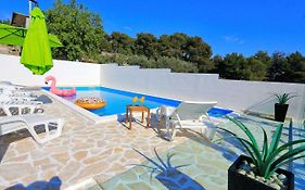 Apartment And Pool Nika